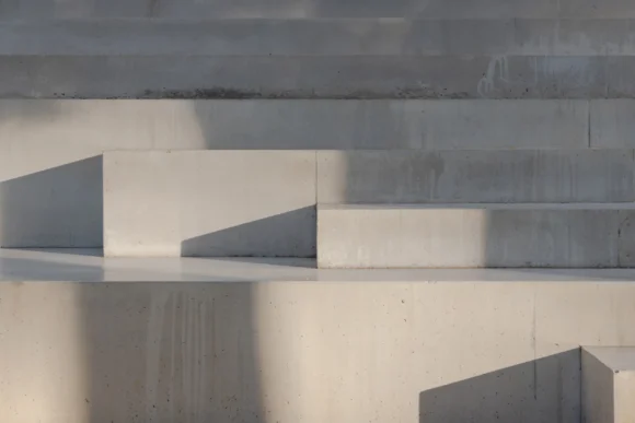 Detail of cast concrete amphitheatre steps and retaining walls – Pymble backyard by Lou Projects