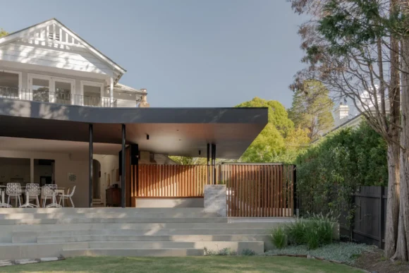 Original weatherboard cottage with modern rear extension and timber slat screening – Pymble renovation by Lou Projects