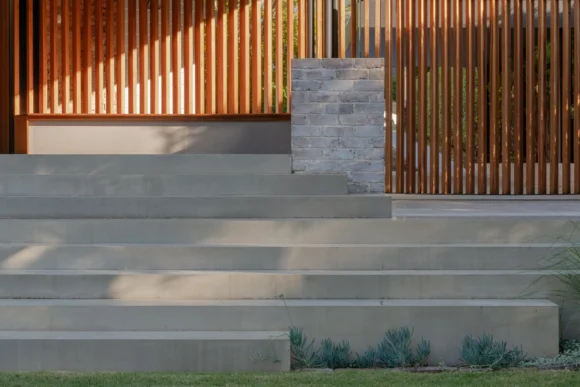 Concrete amphitheatre-style backyard steps with timber slat screen and recycled brick detail – Pymble landscape design